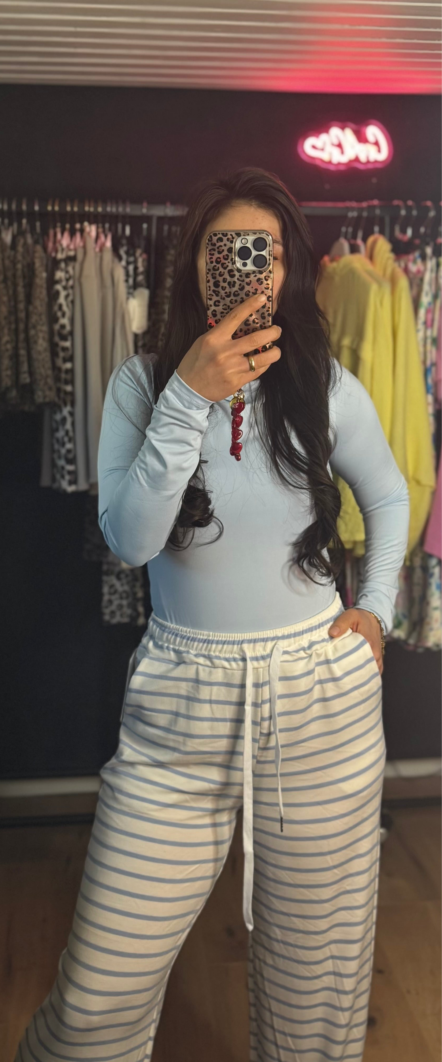 Leicht gestreifte Hose blau