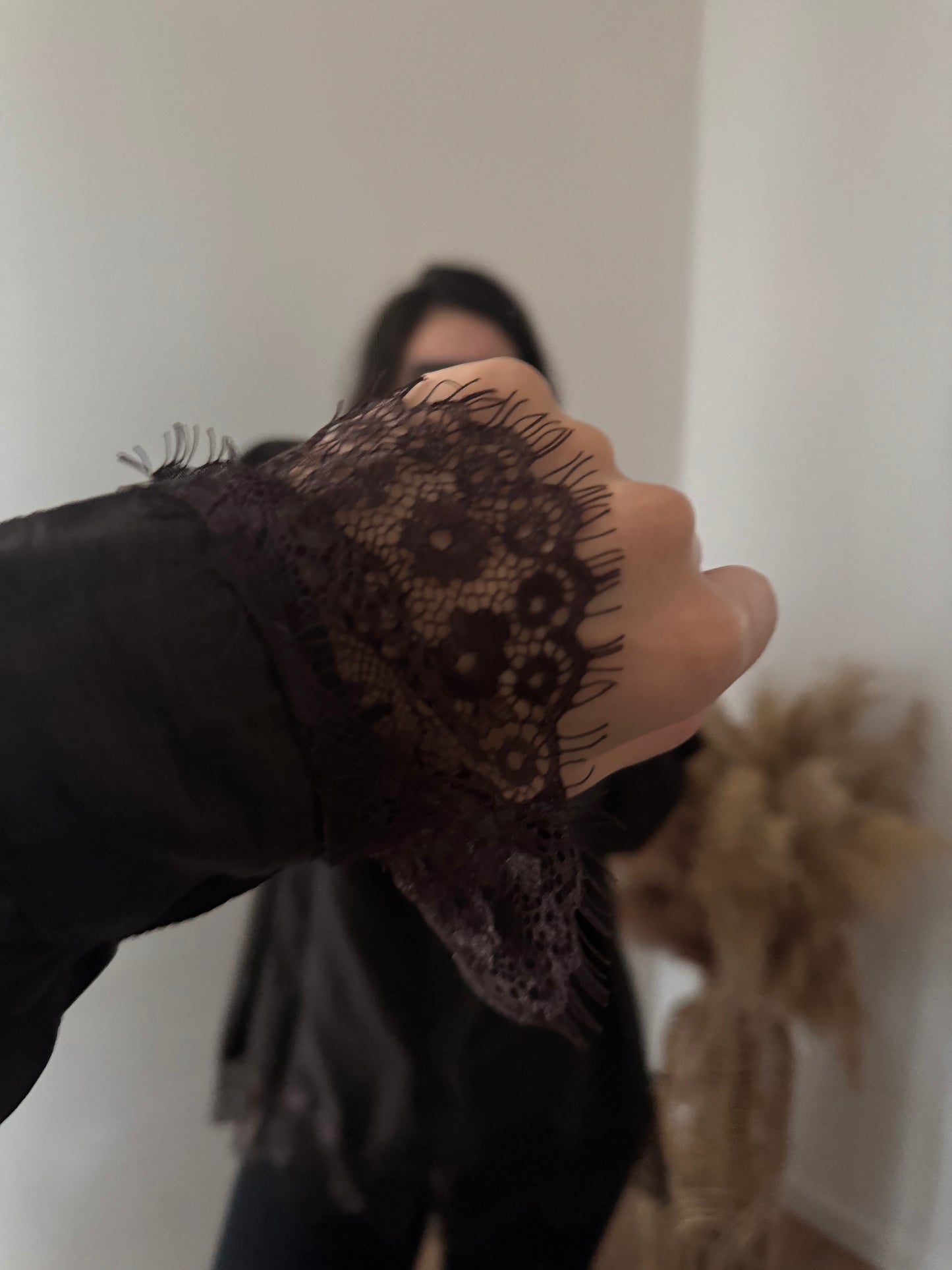 Bluse mit Spitzensaum & Ärmel dunkelbraun