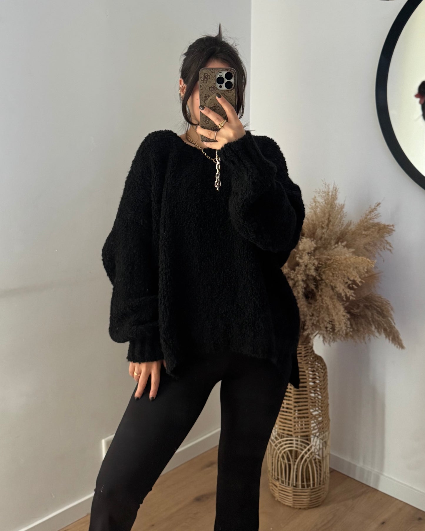 Boucle Pullover mit Schlitzen an den Seiten schwarz