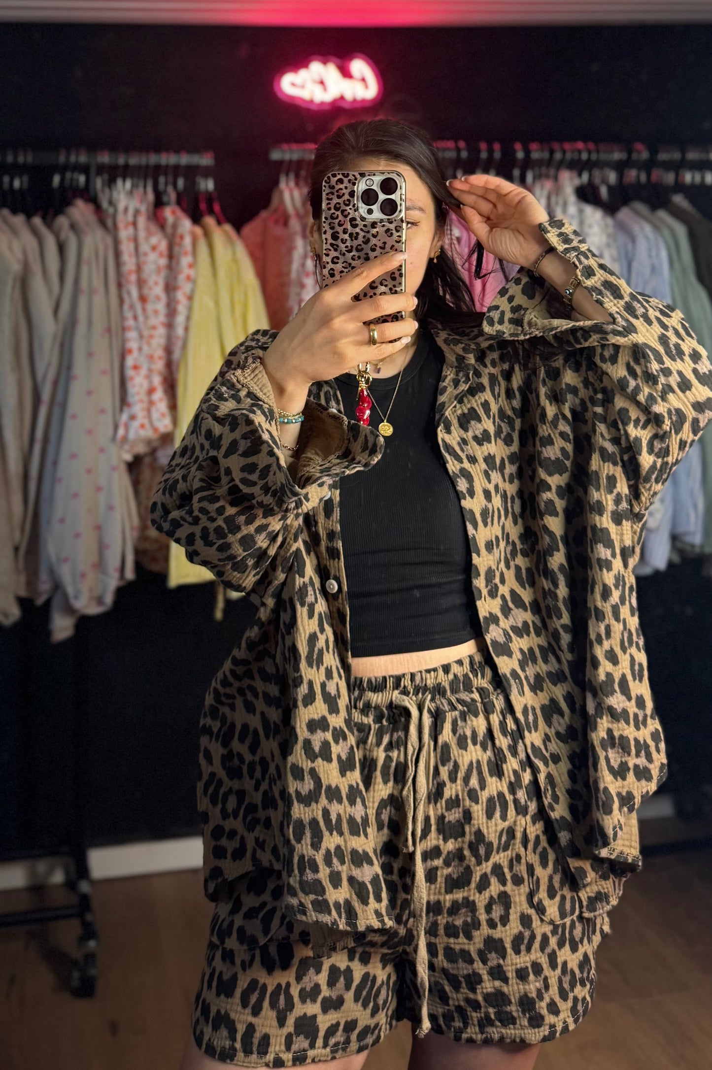 Musselin Short Leo dunkel