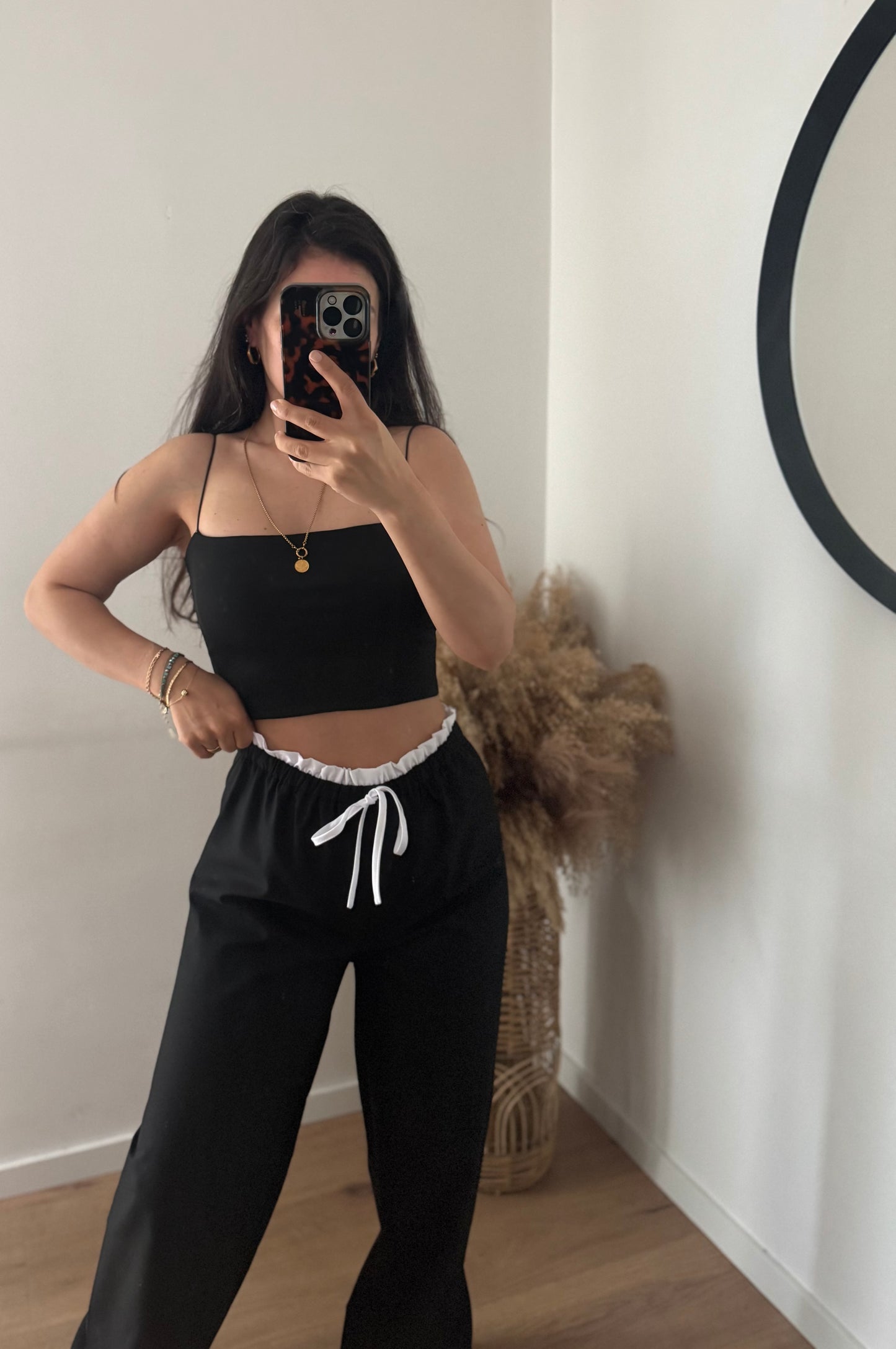 Basic black Pants mit weißer Taille