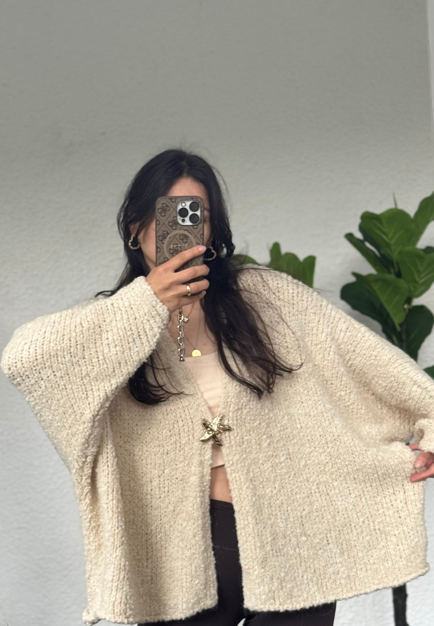 Boucle Cardigan mit Muschelbrosche Creme