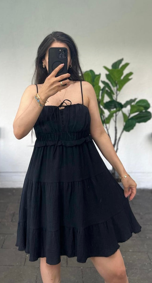 Süßes kurzes Musselinkleid