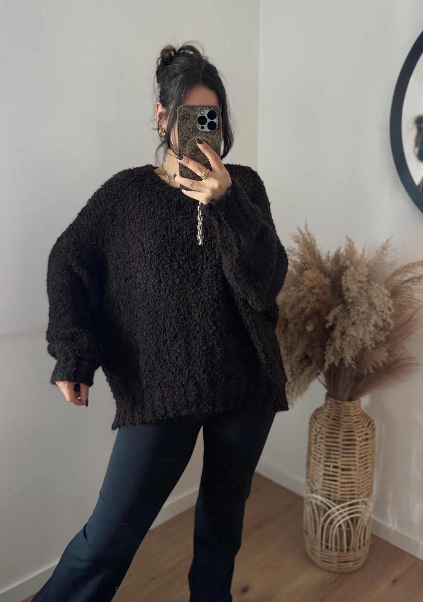 Boucle Pullover mit Schlitzen an den Seiten braun