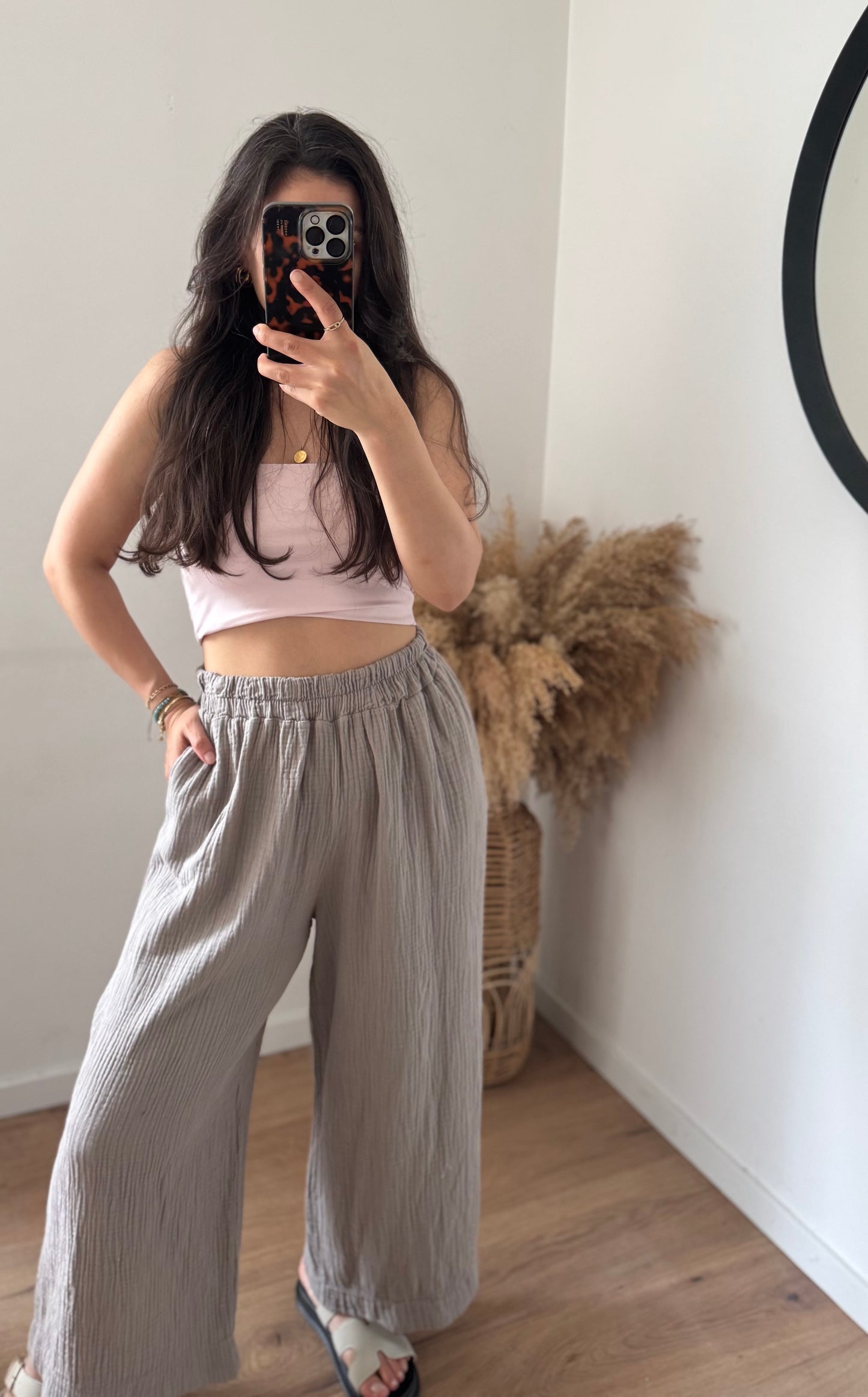 Kürzere Musselinhose taupe