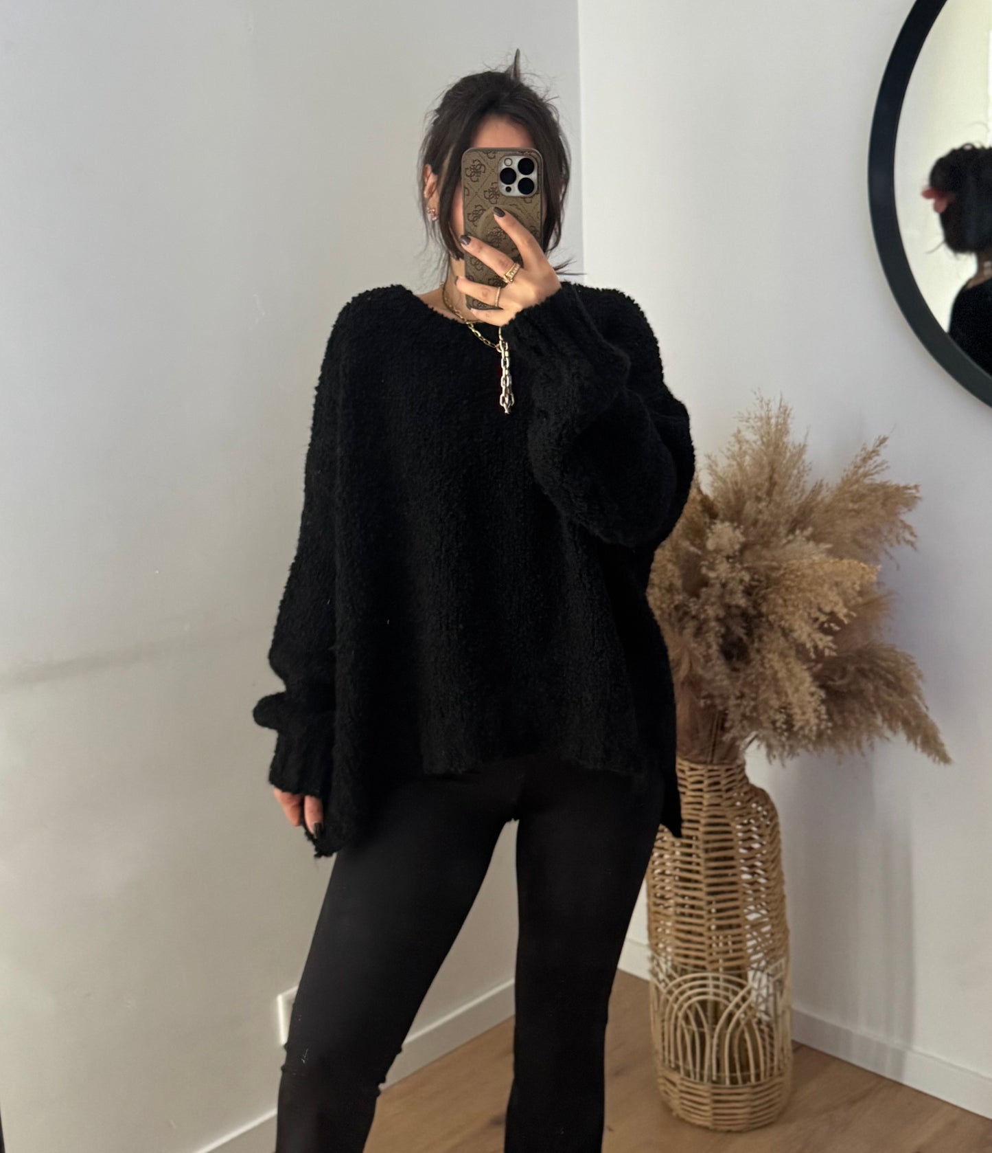 Boucle Pullover mit Schlitzen an den Seiten schwarz