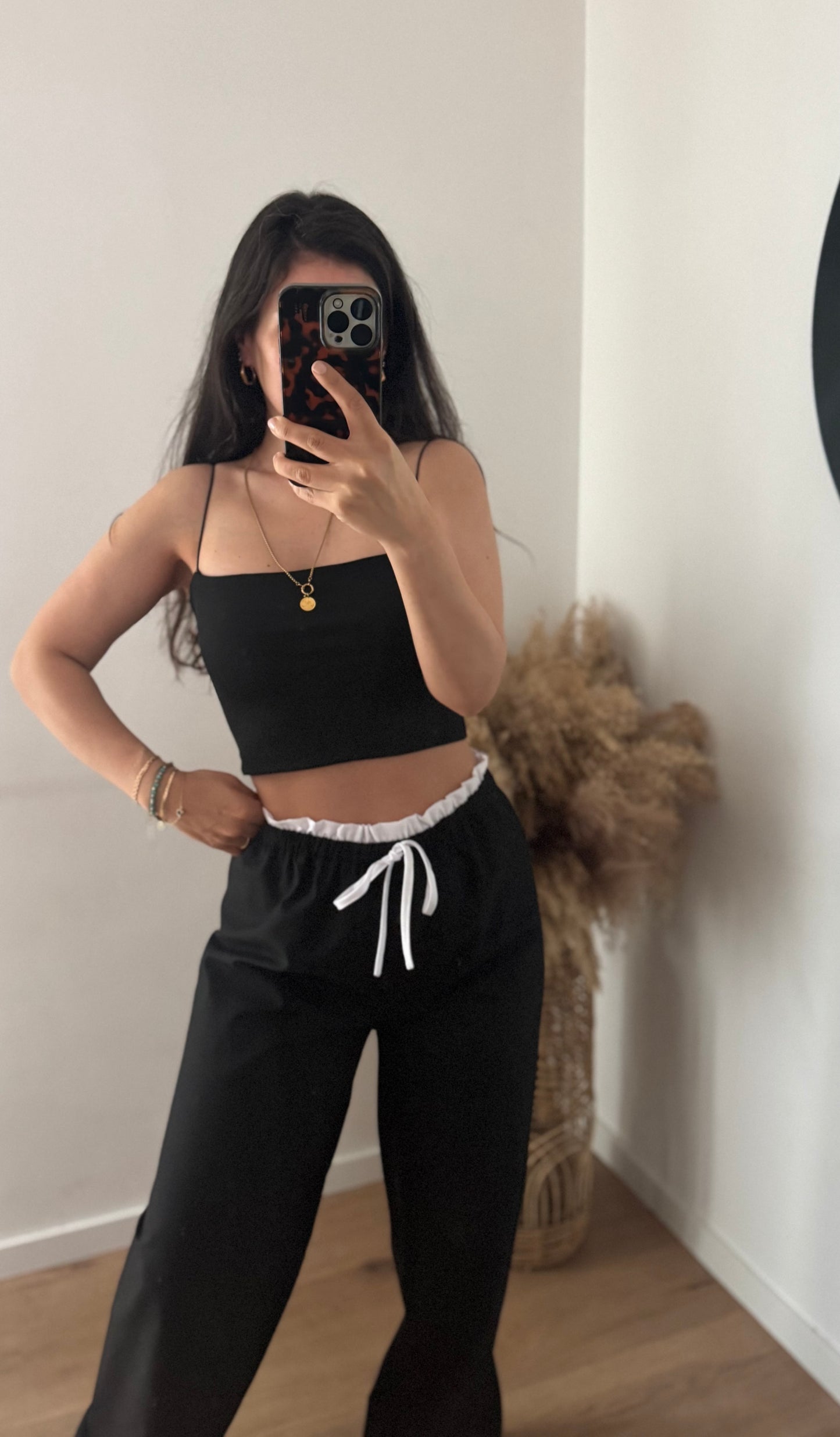 Basic black Pants mit weißer Taille