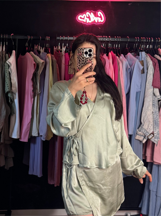 Zweiteiler Ela in Satinoptik Salbei