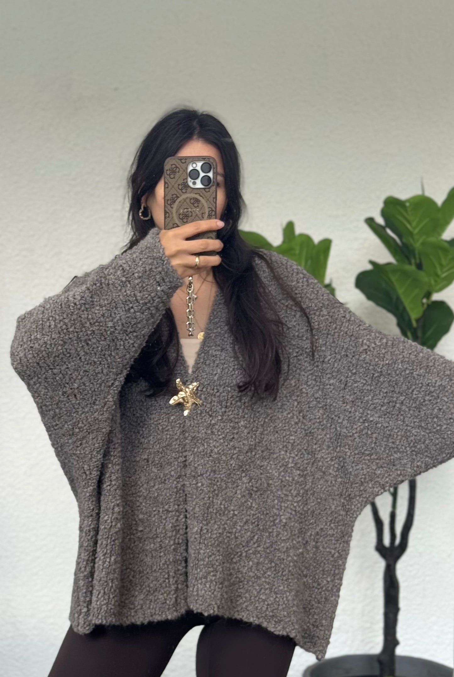 Boucle Cardigan mit Muschelbrosche taupe