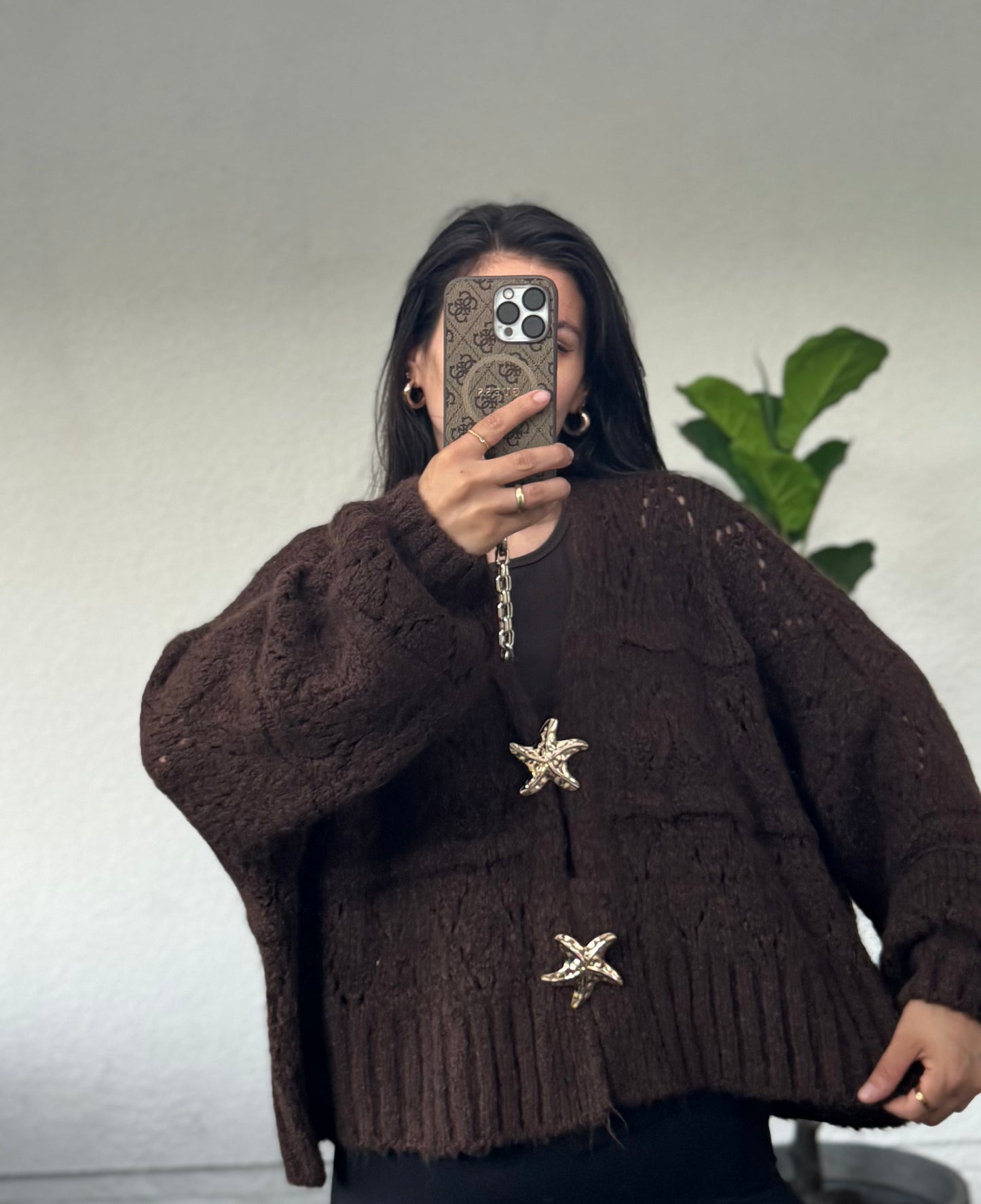 Cardigan mit Muschelbrosche