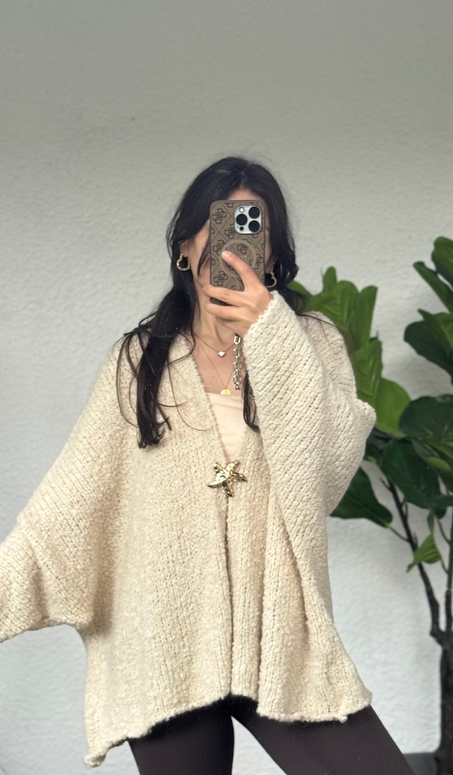 Boucle Cardigan mit Muschelbrosche Creme