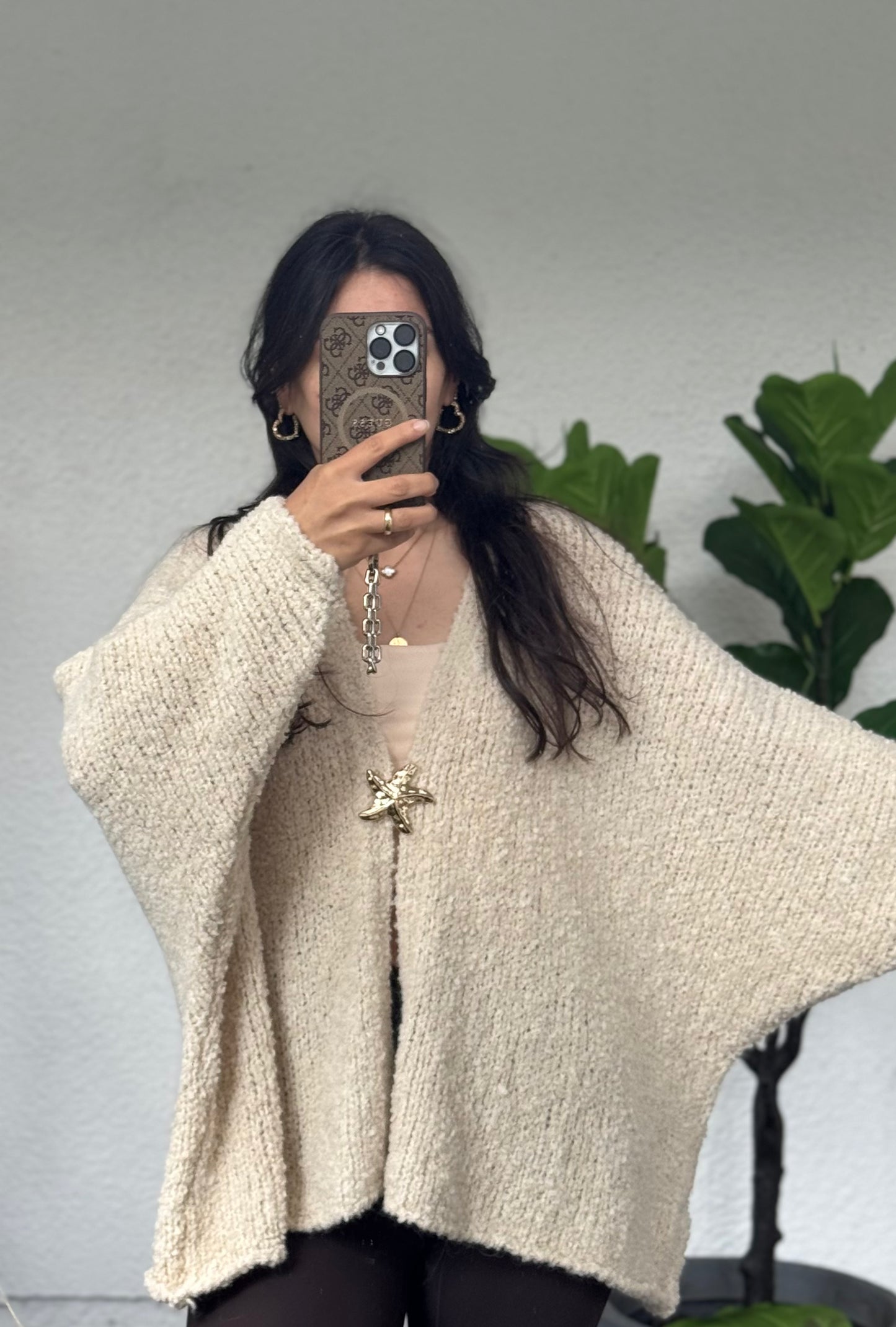 Boucle Cardigan mit Muschelbrosche Creme