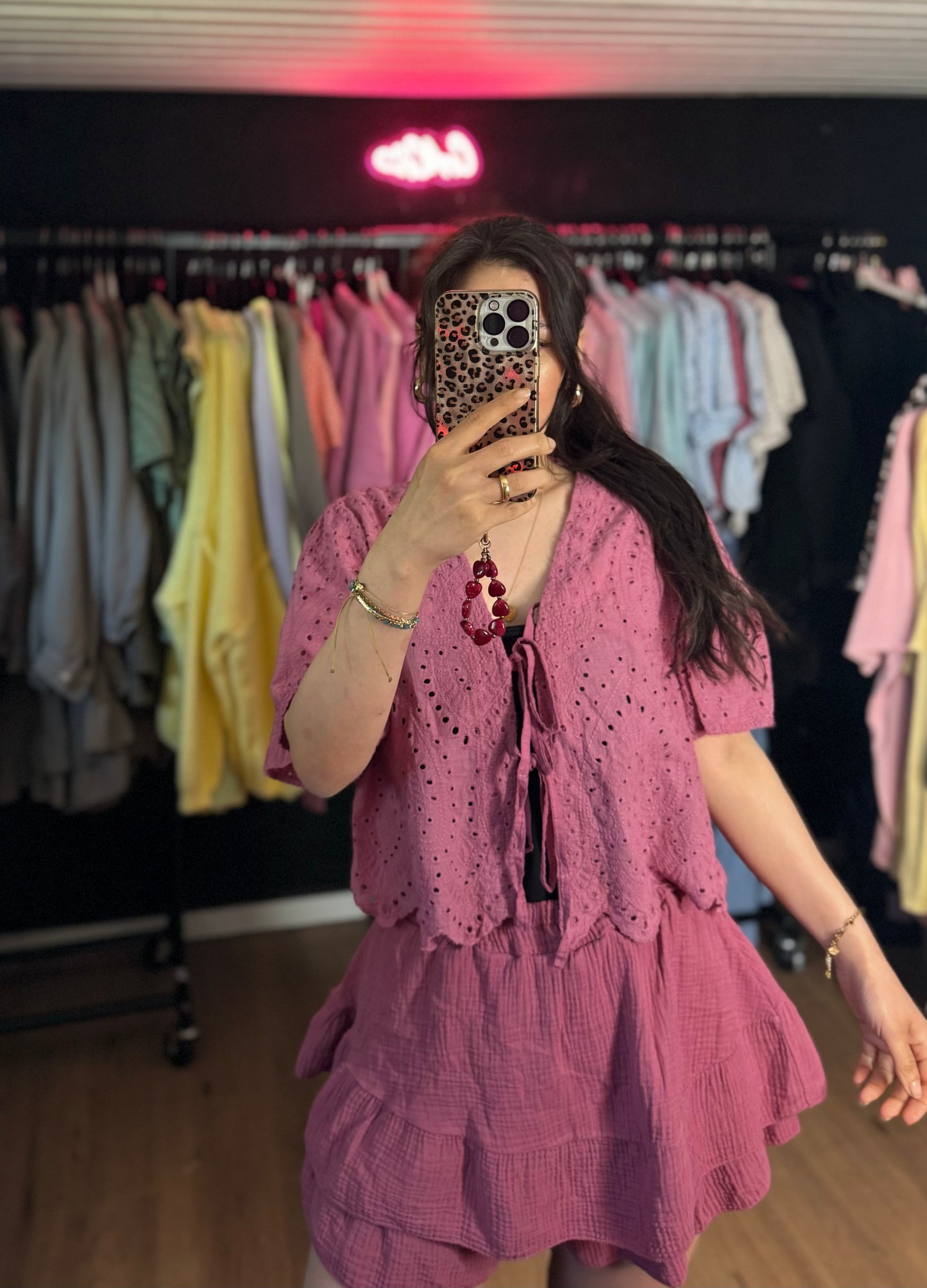 Lochmuster Bluse Beere