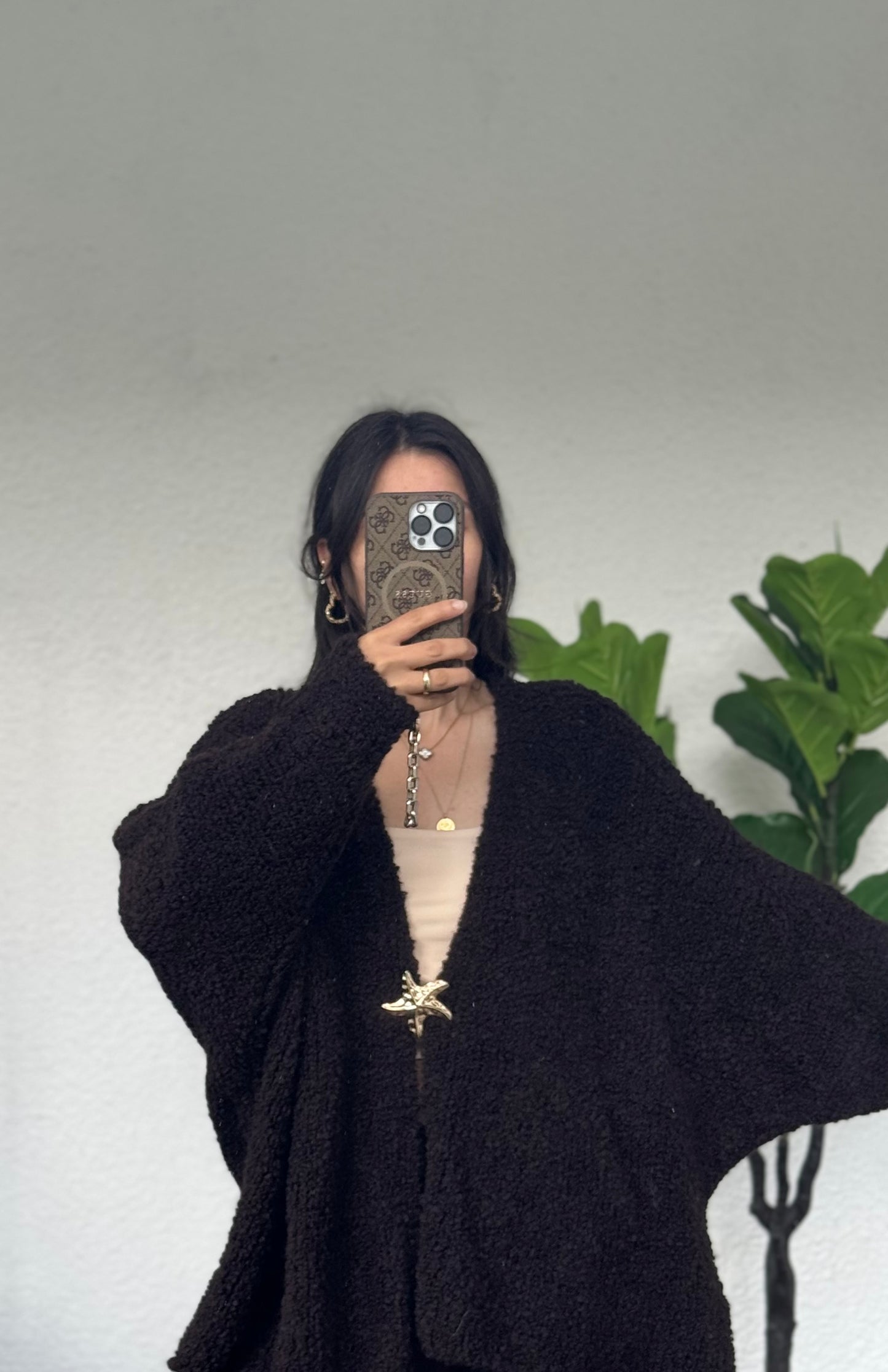 Boucle Cardigan mit Muschelbrosche dunkelbraun