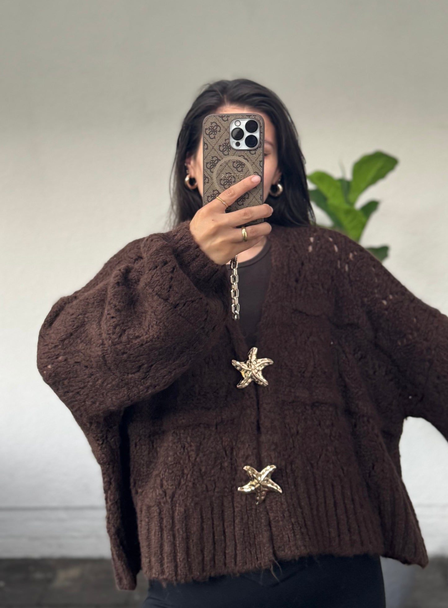 Cardigan mit Muschelbrosche